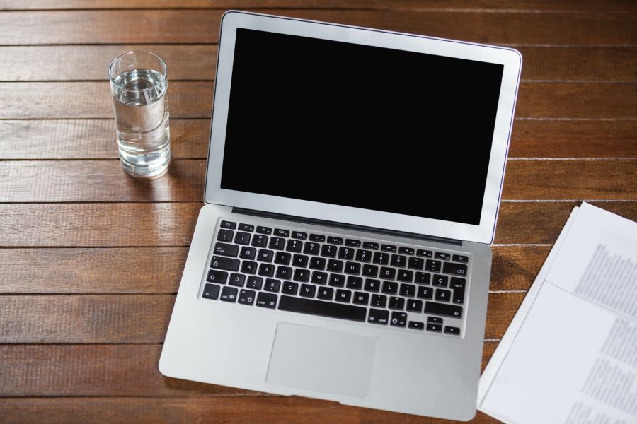 An Honest MacBook 12in M7 Review: Power vs Portability